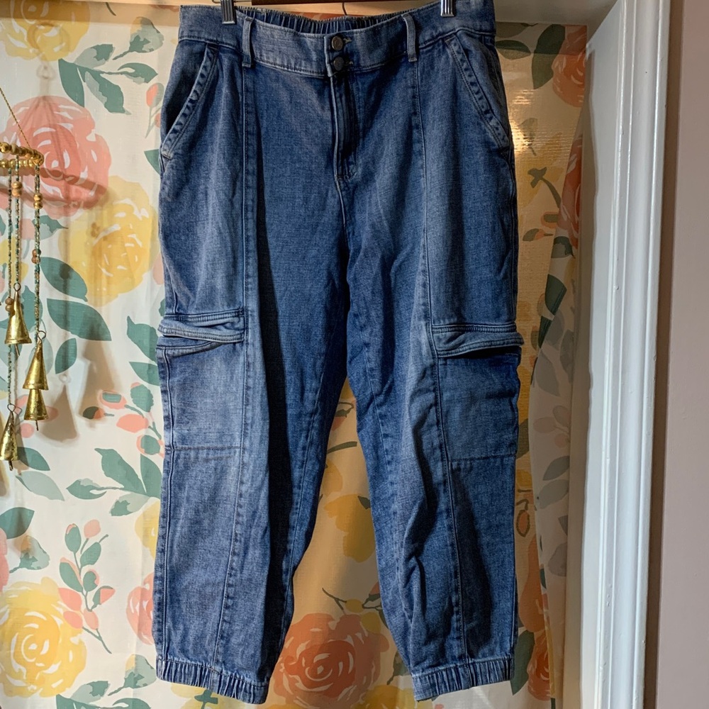 (12) WOMEN’S SONOMA CARGO STYLE JOGGER JEANS EUC- AND SOFT!